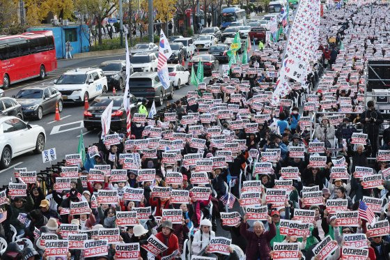 23일 오후 서울 종로구 세종대로에서 보수단체 회원들이 집회를 하고 있다. [연합뉴스]