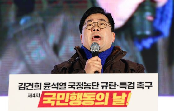 박찬대 더불어민주당 원내대표가 23일 서울 광화문광장 앞 도로에서 열린 '김건희·윤석열 국정농단 규탄·특검 촉구 제4차 국민행동의 날'집회에서 연설을 하고 있다. [뉴스1]