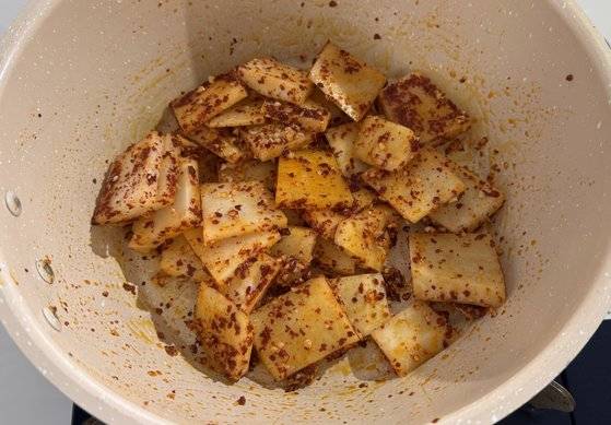 무는 물을 넣기 전에 고춧가루와 다진 마늘, 들기름에 달달 볶으면 고춧가루가 겉돌지 않는다. 사진 이정웅