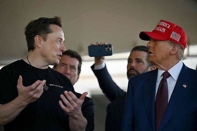<YONHAP PHOTO-2204> BROWNSVILLE, TEXAS - NOVEMBER 19: Elon Musk speaks with U.S. President-elect Donald Trump at a viewing of the launch of the sixth test flight of the SpaceX Starship rocket on November 19, 2024 in Brownsville