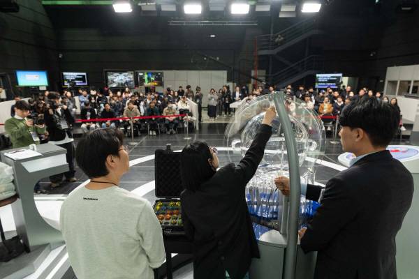 ‘2024 로터리데이’에 참석한 일반인이 로또복권 추첨 검수 작업에 참여하고 있다. 동행복권 제공