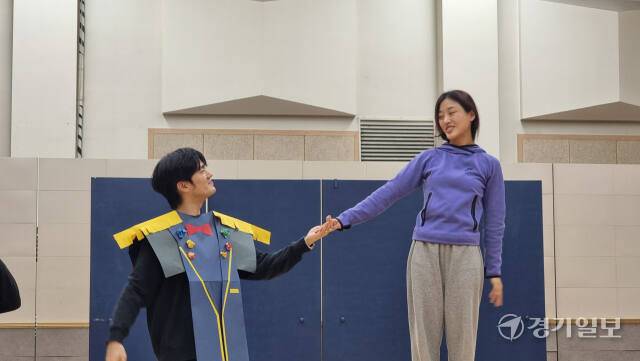 ‘신데룰라 이야기’ 연습 현장. 신데룰라와 왕자는 서로가 가진 내면의 아름다움에 반하게 되고, 각자의 꿈을 응원하며 사랑의 결실을 맺는다. 이나경기자