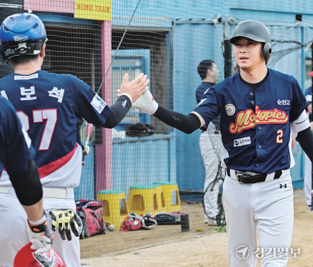 지난달 19일부터 진행된 ‘제9회 수원컵 전국 사회인 야구대회’가 5주간의 일정을 마치고 막을 내렸다. 대회 첫날 수원 탑동야구장에서 열린 알파 브레이브스와 순천고 맥파이즈의 경기에서 순천고 맥파이즈 선수들이 득점 후 하이파이브를 하고 있다. 홍기웅기자