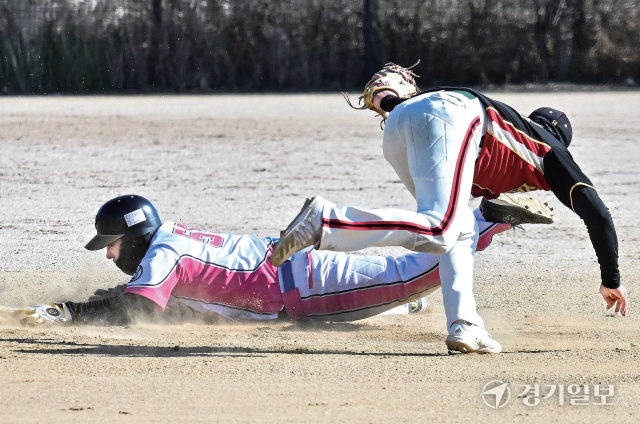24일 야구월드와 젠틀맨의 결승 경기에서 젠틀맨 선수가 도루를 시도하고 있다. 홍기웅기자