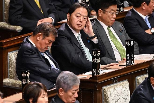 일본 의회에서 고개를 숙이고 졸고 있는 이시바 시게루 총리. AFP연합