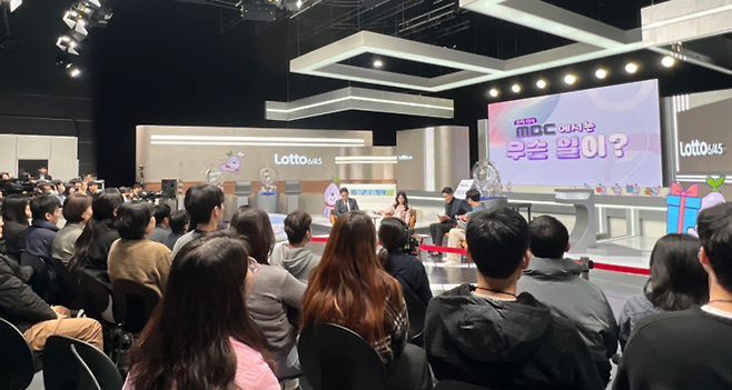 23일 서울 상암 MBC에서 대국민 로또 6/45 추첨 생방송 ‘2024 로터리데이(Lottery Day)’ 현장. [김민주 기자]