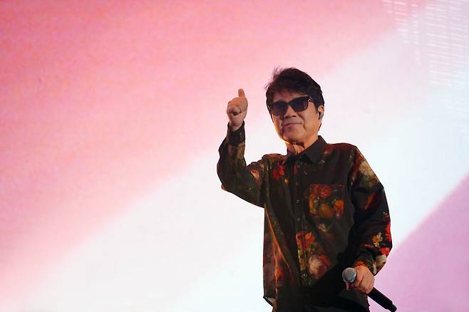 23일 서울 올림픽공원 KSPO돔에서 연 정규 20집 발매 기념 콘서트 '2024 조용필&위대한탄생' 첫 공연 중 관객에게 인사하는 조용필.  YPC