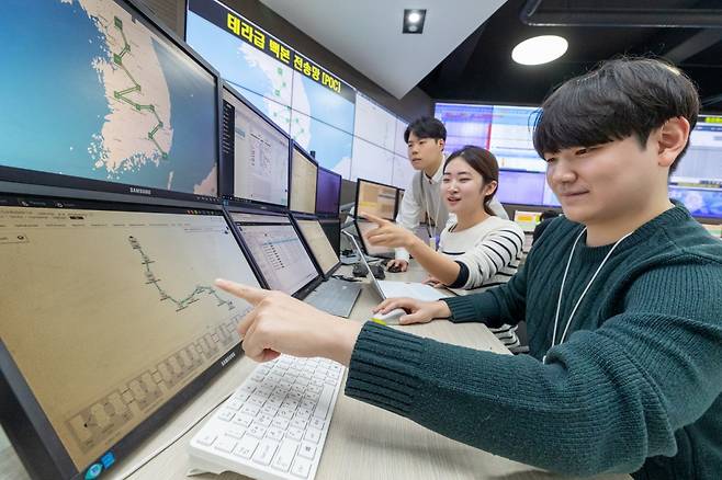 KT 임직원이 과천 KT 네트워크 관제센터에서 백본 망에 적용된 테라급 속도의 전송망을 점검하고 있다./사진제공=KT