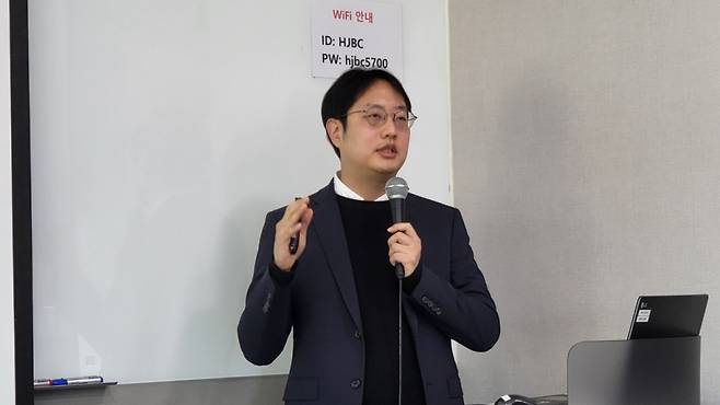 윤재승 가톨릭의대 교수가 22일 광화문 HJ비즈니스센터에서 진행된 과학기자협회-국립보건연구원 미디어아카데미에서 발표하고 있다./사진=박정렬 기자