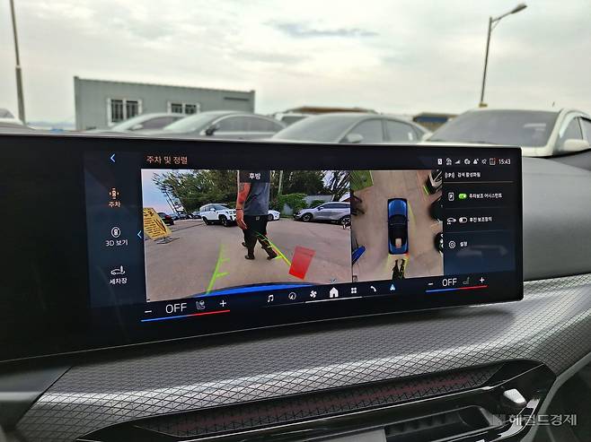 BMW 뉴 420i 디스플레이에 후방카메라 영상이 송출되고 있다. [김성우 기자]