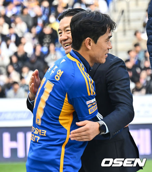 [OSEN=울산, 이석우 기자] 23일 울산 문수축구경기장에서 하나은행 K리그1 2024 울산 HD의 우승 세리머니가 열렸다.  울산 HD는 1996년, 2005년에 이어 창단 후 사상 최초로 3연패를 달성하며 통산 다섯 번째 별을 가슴에 달았다. 성남FC(1993년~1995년, 2001년~2003년)와 2017년부터 2021년까지 무려 5년 연속 K리그1을 제패한 전북 현대에 이어 세 번째로 3연패를 달성했다. 울산 HD 김판곤 감독이 시상식에서 박주영과 포옹하고 있다. 2024.11.23 / foto0307@osen.co.kr