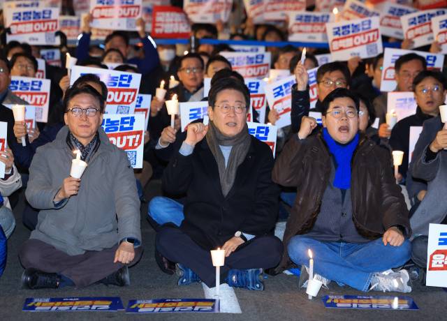 ▲더불어민주당 이재명 대표(가운데), 박찬대 원내대표, 김민석 최고위원 등이 23일 오후 서울 종로구 광화문 북측광장 인근에서 더불어민주당 주최로 열린 '김건희·윤석열 국정농단 규탄·특검 촉구 제4차 국민행동의 날' 장외집회에서 구호를 외치고 있다. ⓒ연합뉴스