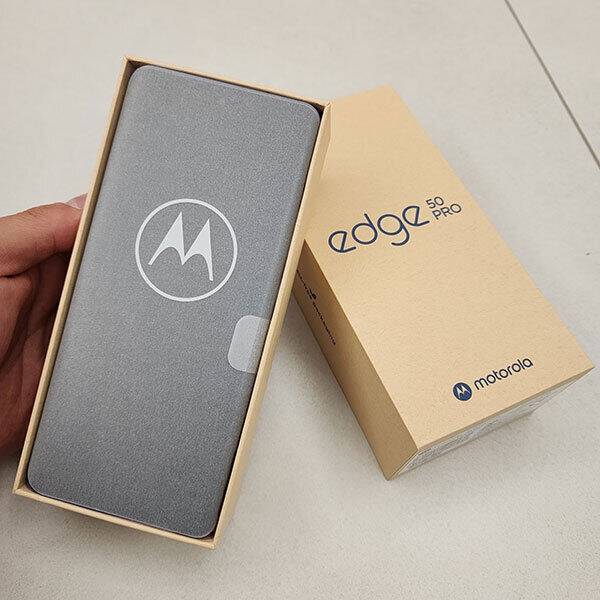 모토로라&nbsp;‘엣지 50 프로’ 언박싱 모습.&nbsp; &nbsp; 이동수 기자