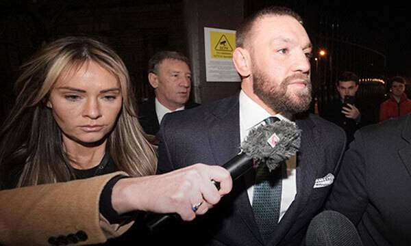 코너 맥그리거가 22일 아일랜드 더블린 고등법원에서 열린 재판을 마친 뒤 아쉬운 표정으로 법원을 벗어나고 있다. 더블린=AP연합뉴스