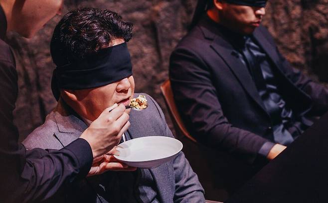 넷플릭스 <흑백요리사>에서 심사위원들이 눈을 가린 채 음식을 맛보고 있다. ⓒ넷플릭스 제공