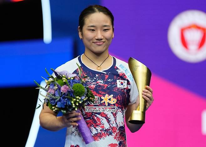 안세영은 24일 중국 선전의 선전아레나에서 열린 세계배드민턴연맹(BWF) 월드투어 슈퍼 750 중국 마스터스 여자 단식 결승전에서 중국의 가오팡제(28위)를 2-0(21-12 21-8)으로 완파하고 우승을 차지했다. AP/연합뉴스