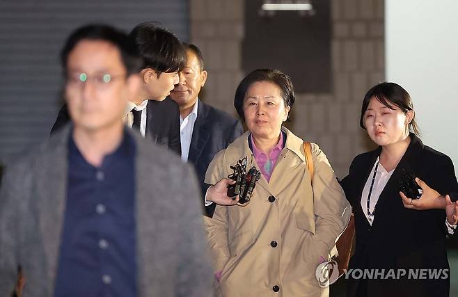 법원 나서는 김영선 (창원=연합뉴스) 김동민 기자 = 김건희 여사 공천 개입 의혹과 미래한국연구소의 불법 여론조사 의혹 등 사건의 핵심 인물인 국민의힘 김영선 전 의원이 14일 오후 경남 창원시 성산구 창원지방법원(창원지법)에 구속 전 피의자 심문(영장실질심사)을 마치고 법원을 나서고 있다. 2024.11.14 image@yna.co.kr