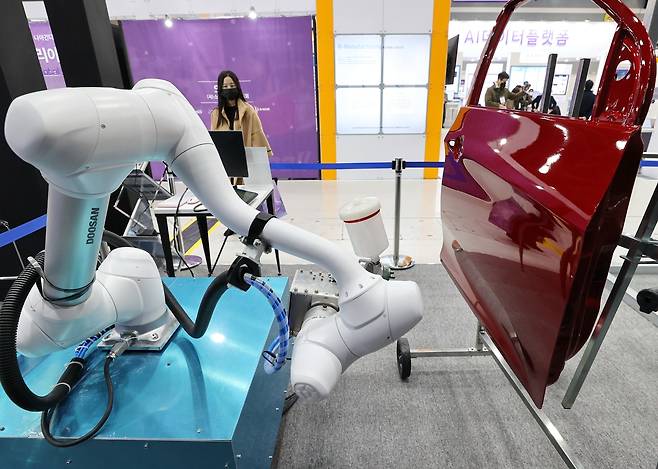 자동차 문짝 칠하는 페인터 로봇. 자료사진  (서울=연합뉴스) 이재희 기자 = 서울 서초구 aT센터에서 열린 '2022 스마트제조 혁신대전'의 한 부스에서 페인터 로봇이 자동차 문짝을 칠하는 모습을 시연하고 있다. 2022.12.5