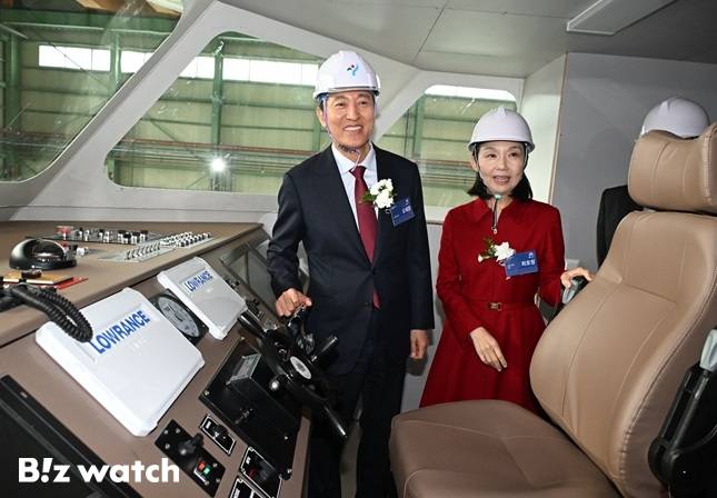 25일 경남 사천 은성중공업 공장을 찾은 오세훈 서울시장이 최호정 서울시의회 의장과 함께 건조 중인 한강버스에 탑승해 기념사진을 촬영하고 있다./사진=서울시 제공