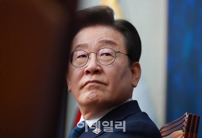 이재명 더불어민주당 대표가 25일 오전 서울 여의도 국회에서 열린 최고위원회의에서 전현희 최고위원의 발언 중 모니터 화면을 바라보고 있다. (사진=이데일리 노진환 기자)