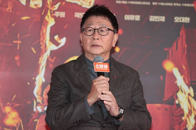 곽경택 감독이 25일 서울 용산구 CGV용산점에서 열린 영화 소방관 시사회 및 기자간담회에서 인사말을 하고 있다.(사진=연합뉴스)