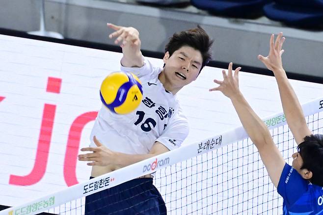31일 인천계양체육관에서 열린 프로배구 V리그 남자부 대한항공과 삼성화재의 경기에서 대한항공 정한용이 공격하고 있다. (한국배구연맹 제공) 2024.10.31/뉴스1