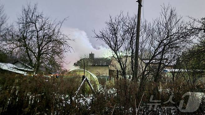 25일(현지시간) 리투아니아 빌뉴스에서 국제 물류 업체 DHL의 화물기가 추락해 연기가 피어나고 있다. 2024.11.25 ⓒ 로이터=뉴스1 ⓒ News1 정지윤 기자