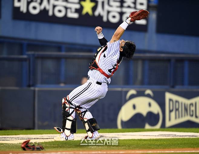 LG 박동원이 잠실구장에서 열린 2024 KBO 플레이오프 3차전 삼성과 경기에서 파울플라이를 잡고 있다. 잠실 | 박진업 기자 upandup@sportsseoul.com