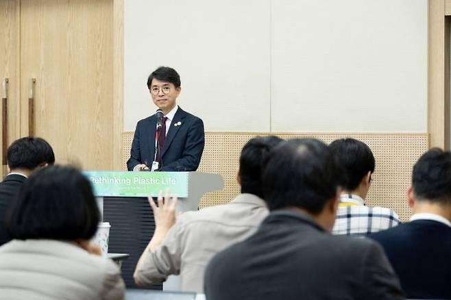 김완섭 환경부 장관이 25일 부산 수영구 벡스코에서 진행 중인 ‘플라스틱 오염 종식을 위한 국제협약 마련 제5차 정부 간 협상위원회’(INC-5)에서 기자회견을 하고 있다. 사진=환경부