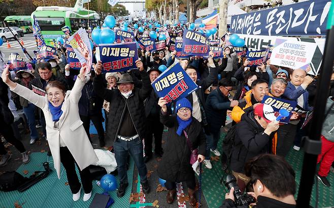 25일 서울 서초구 서울중앙지검 인근에서 열린 검찰 규탄 집회에서 이재명 더불어민주당 대표가 위증교사 혐의 1심에서 무죄를 선고받자 지지자들이 기뻐하고 있다. /뉴시스