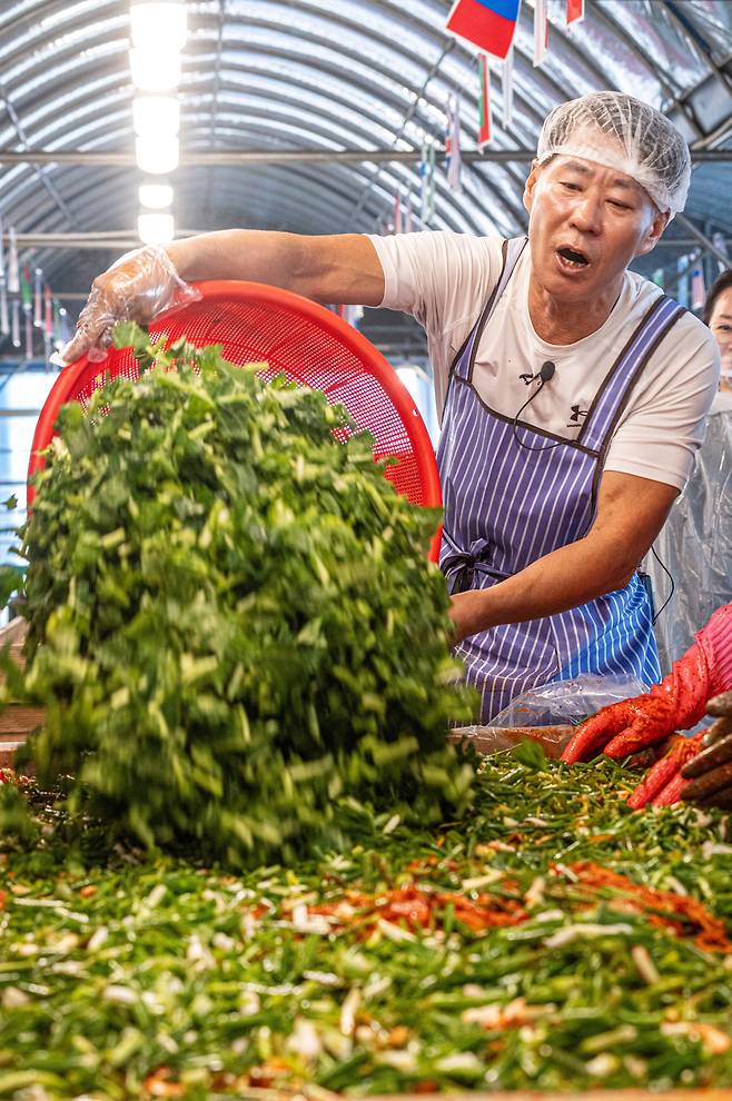 김장 양념이 완성되면 쪽파와 갓 등을 투하한다. 양평 토박이인 김윤수 큰삼촌농촌체험마을 사무장은 양평식 김치 담그는 비법도 틈틈이 소개했다. / 임화승 영상미디어 기자