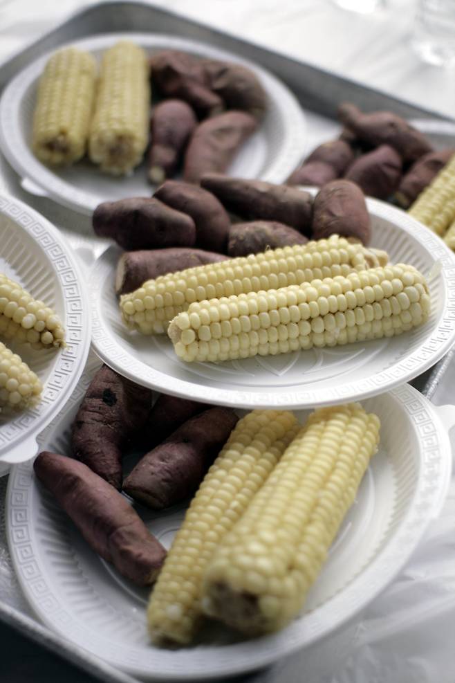 둔율올갱이영농조합법인 김장 체험장에선 김장 체험 후 삶은 괴산 옥수수와 '한입 고구마'를 간식으로 준다. 이곳 특산품인 '미꾸라지 쌀'도 기념품으로 증정한다. / 박근희 여행기자