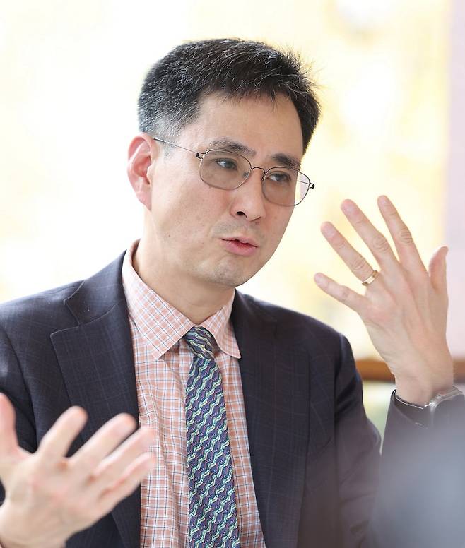 허준렬 미국 하버드대 의대 면역학과 교수가 21일 서울 중구 웨스틴조선서울 호텔에서 "한국이 제2의 반도체가 될 바이오를 지원해야 한다"며 "한국 환자들의 정보를 집결한 빅데이터와 바이오뱅크가 한국의 경쟁력"이라고 말했다./조선비즈