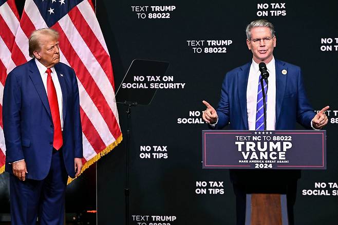 도널드 트럼프 대통령 당선인이 대선 운동 당시인 8월 14일 노스캐롤라이나주 애슈빌에서 스콧 베센트가 경제에 관해 연설하는 것을 듣고 있다. 트럼프는 베센트를 재무 장관으로 지명했다. / AP 연합뉴스