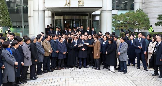 이재명 더불어민주당 대표가 25일 서울 서초구 중앙지방법원에서 열린 위증교사 혐의 1심에서 무죄를 선고 받은 뒤 취재진 질문에 답하고 있다. / 뉴스1