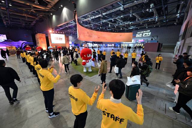 넥슨이 23일 일산 킨텍스에서 개최한 '던파 페스티벌'에 이용자들이 입장하고 있다. 넥슨 제공