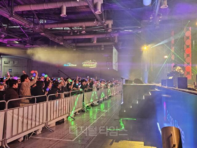 이용자들이 디제잉에 맞춰 응원봉을 흔들고 있다. 김영욱 기자