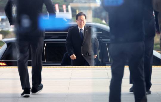 이쟈명 더불어민주당 대표가 25일 국회로 들어서며 미소를 짓고 있다. 연합뉴스
