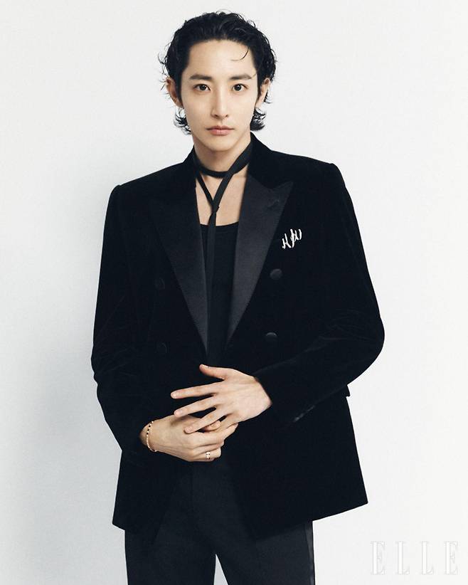 이수혁이 착용한 클래식 턱시도 재킷과 클래식 턱스 팬츠, 커머밴드, 스카프로 연출한 타이, 페이턴트 턱시도 더비 슈즈는 모두 Celine Homme.