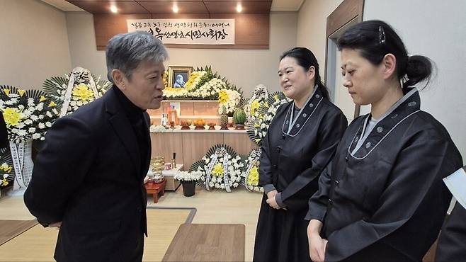 고인은 조선학교와 함께하는 사람들 모임인 ‘몽당연필\' 회원으로도 활동했다. 몽당연필 대표인 권해효(왼쪽) 배우가 경북 상주시민장례식장에서 유족을 위로하고 있다. 필자 제공