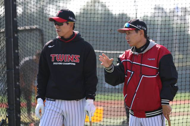 염경엽(오른쪽) 감독과 모창민 타격 코치. 사진=LG 제공