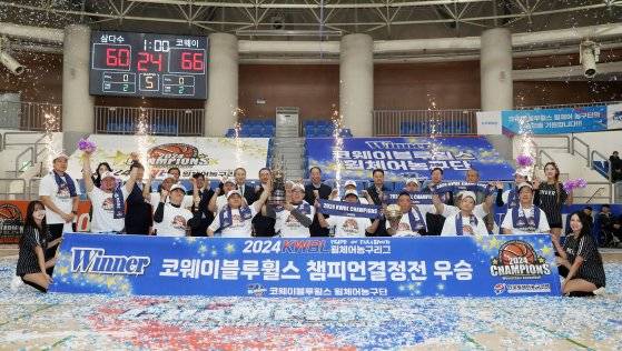 24일 챔피언결정전 3차전에서 제주삼다수를 꺾고 정상에 오른 코웨이 블루휠스 선수단. 사진 한국휠체어농구연맹