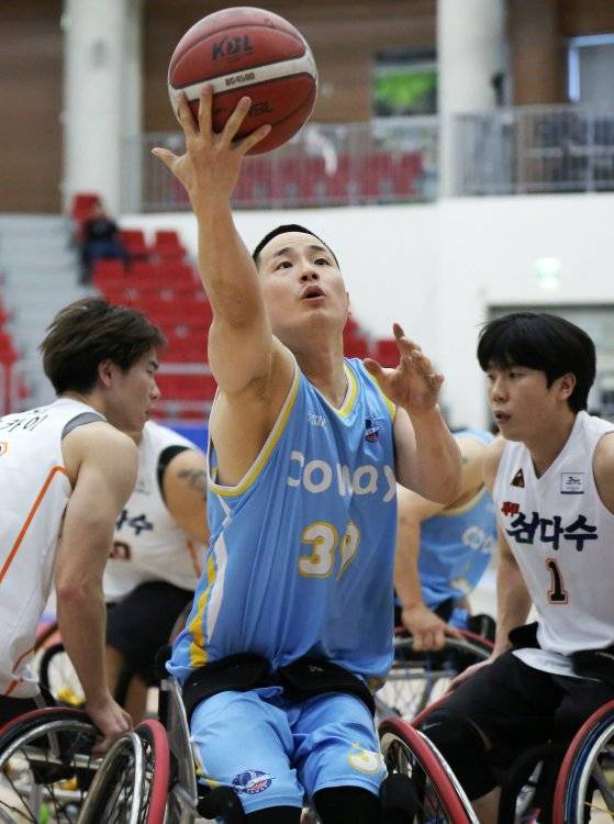 슛을 성공시키고 있는 코웨이 김상열. 사진 한국휠체어농구연맹
