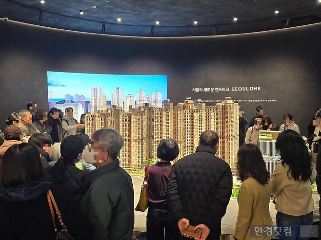 '서울원 아이파크' 모형도를 구경하고 있는 예비 청약자들. 사진=이송렬 기자.