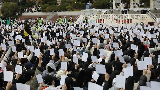 동덕여자대학교 학생들이 20일 서울 성북구 동덕여자대학교 월곡캠퍼스 운동장에서 학생총회를 열고 남녀공학 전환 반대 안건에 대해 투표하고 있다. 정효진 기자