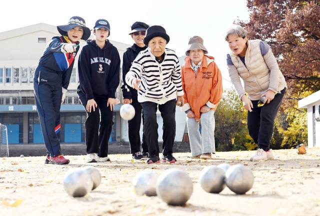 강남노인복지관 페탕크 클럽 회원들이 지난 17일 서울 강남구 경기고등학교 운동장에서 페탕크 게임을 즐기고 있다. 페탕크는 과도한 신체접촉이나 움직임이 필요치 않으면서도 2경기를 하면 1만보 정도 걷는 효과가 있어서 고령화 시대에 적합한 실버스포츠로 주목받고 있다. 권현구 기자