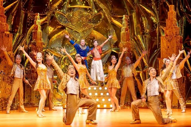 뮤지컬  ‘알라딘’에서 지니 역의 정성화와 알라딘 역의 박강현 그리고 앙상블이 넘버 ‘나 같은 친구’(Friend Like Me)에 맞춰 춤추고 있다.       (c)에스앤코