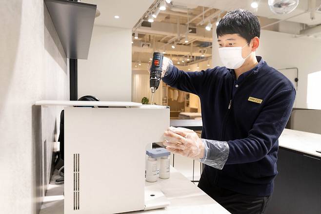 코웨이는 올해 국내 주요 고객만족도 조사 정수기 부문에서 6관왕을 달성했다고 밝혔다. 렌탈케어 서비스 전문성 등에서 높은 평가를 받았다는 평가다. 코웨이