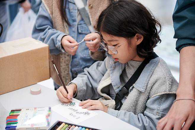 기후변화청년단체GEYK(이하 GEYK)가 지난 16일 서울 성동구에서 국제플라스틱협약의 제5차정부간협상위원회(INC-5)를 앞두고 특별 팝업 부스를 운영했다. [GEYK 제공]