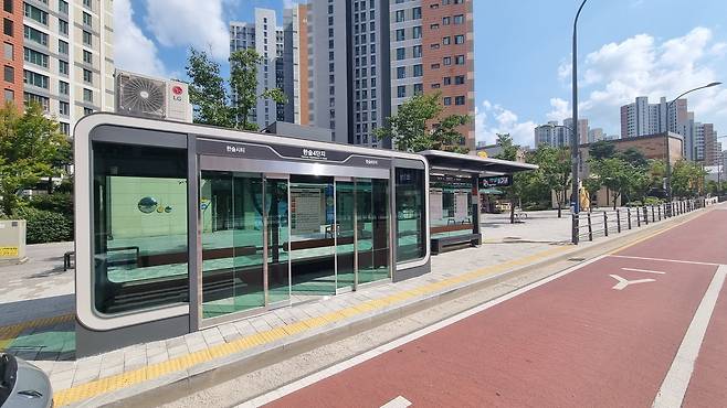 용인특례시가 한숲4단지 버스정류장을 스마트 환승정류장으로 설치했다,[용인시 제공]